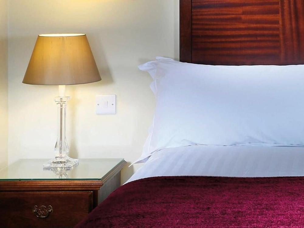 Macdonald Alveston Manor Hotel & Spa Stratford-upon-Avon Exterior photo